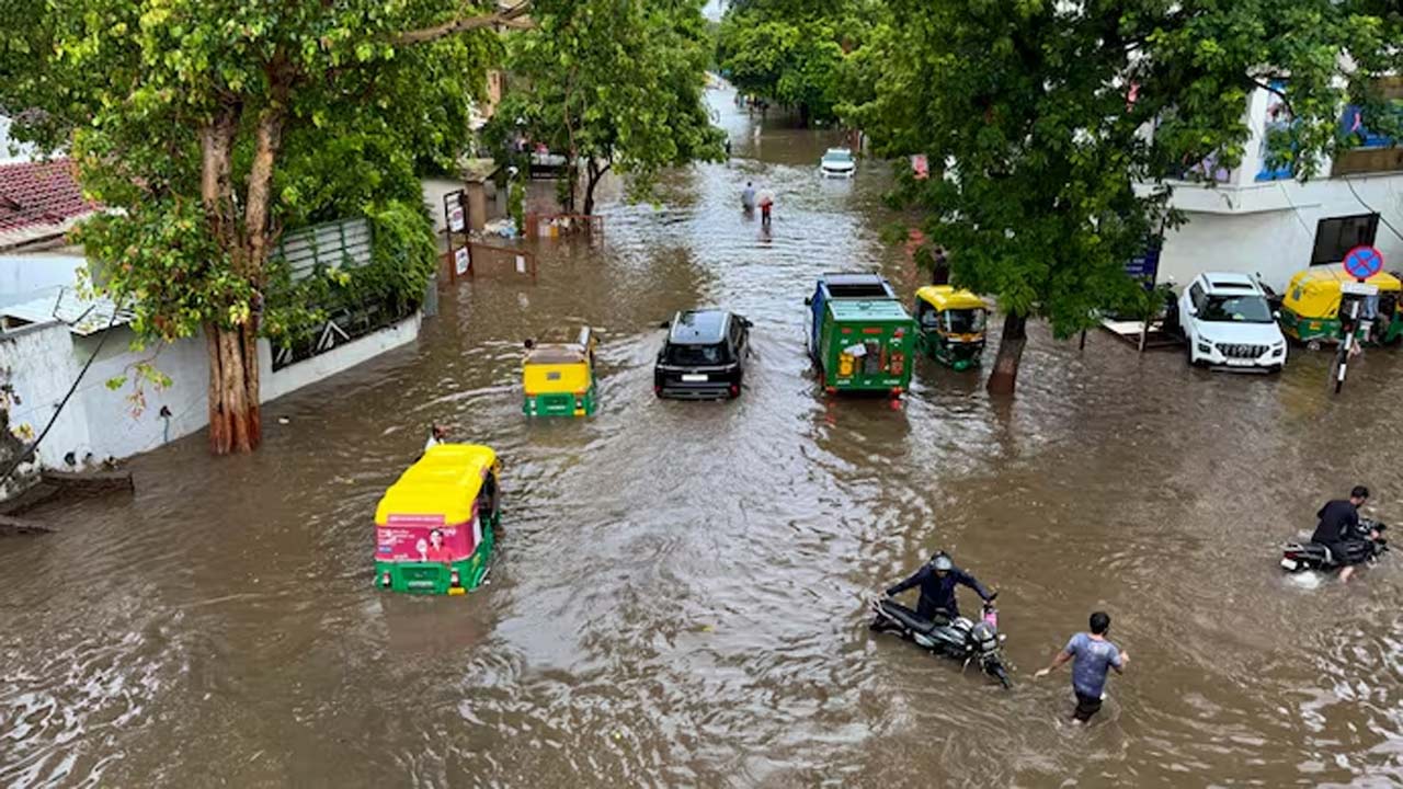 Ahmedabad: అహ్మదాబాద్‌ను ముంచెత్తిన కుండపోత వర్షం.. 2 గంటల్లో 177 మిల్లీమీటర్ల వర్షం
