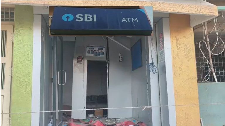 SBI ATM Theft: అర్ధరాత్రి దొంగల ముఠా బీభత్సం.. ఏకంగా ఏటీఎం మిషన్‌నే ఎత్తుకెళ్లారుగా.!