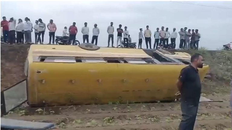 Ahilyanagar: అదుపుతప్పి బోల్తా పడ్డ స్కూల్ బస్సు.. 50 మంది విద్యార్థులతో వెళ్తుండగా ప్రమాదం.!