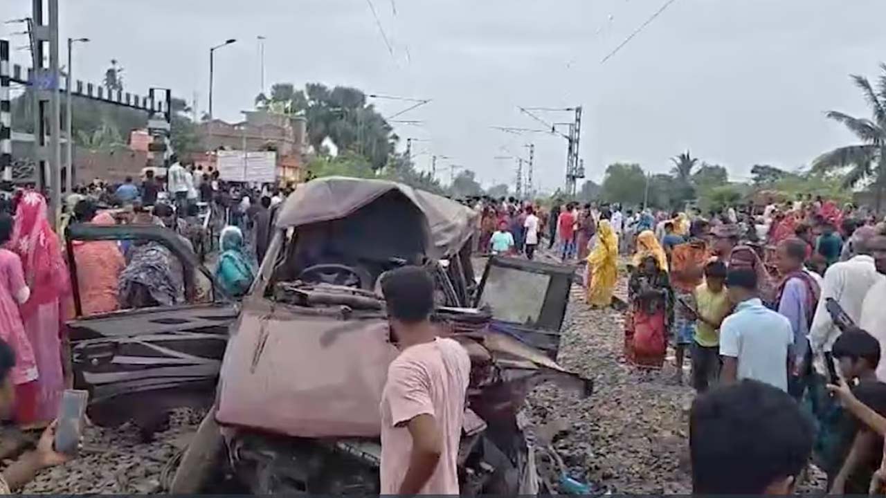 School Van Hit by Train: ఘోర ప్రమాదం… స్కూల్ వ్యాన్ ను ఢీకొట్టిన రైలు.. ఇద్దరు చిన్నారులతో సహా ముగ్గురు మృతి
