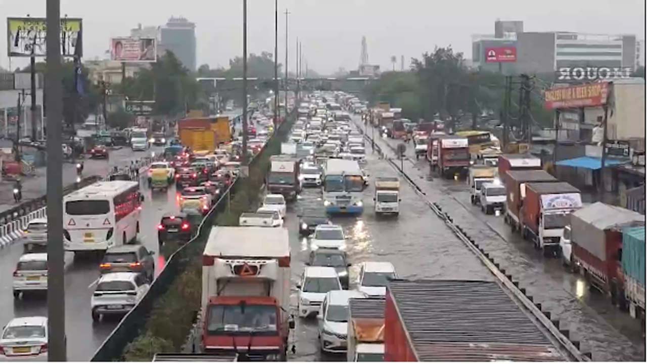 Gurugram: గురుగ్రామ్‌పై జలఖడ్గం.. 10 కి.మీ ట్రాఫిక్ జామ్.. ఎటుచూసినా నీళ్లే