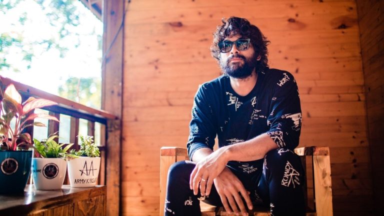 Allu Arjun : అల్లు అర్జున్‌  తెలుగు డైరెక్టర్స్‌ను పట్టించుకోడా?