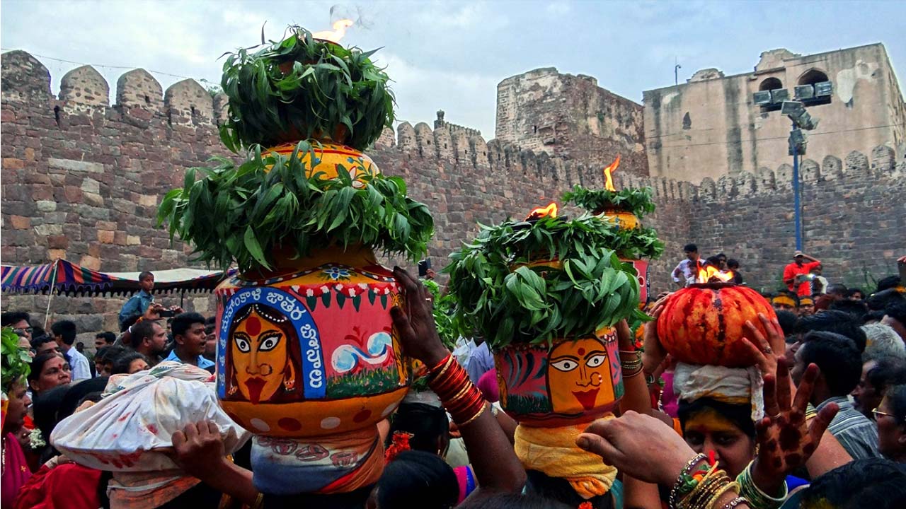 Bonalu 2026:  గోల్కొండ నుంచి లాల్‌దర్వాజా వరకు.. బోనాల జాతరకు సర్వం సిద్ధం..