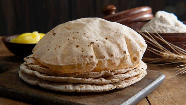 Kitchen Hacks : పిండి కలిపేటప్పుడు.. ఇవి కలిపితే.. చపాతీ పొంగి దూదిలా పొంగుతుంది..
