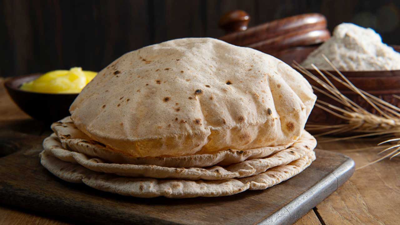 Kitchen Hacks : పిండి కలిపేటప్పుడు.. ఇవి కలిపితే.. చపాతీ పొంగి దూదిలా పొంగుతుంది..