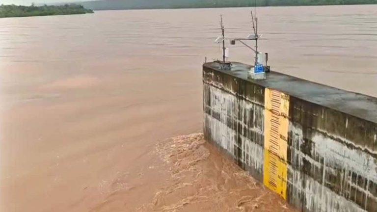 Telangana Rains: గోదావరి ఉగ్రరూపం.. ములుగు జలదిగ్బంధం, జూరాల గేట్లు ఎత్తివేత.!