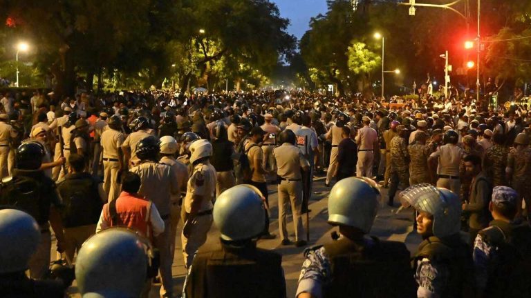 Delhi Protest : దేశ రాజధానిలో మళ్లీ రగిలిన ఉద్రిక్తతలు.. జంతర్ మంతర్ వద్ద రణరంగం.!