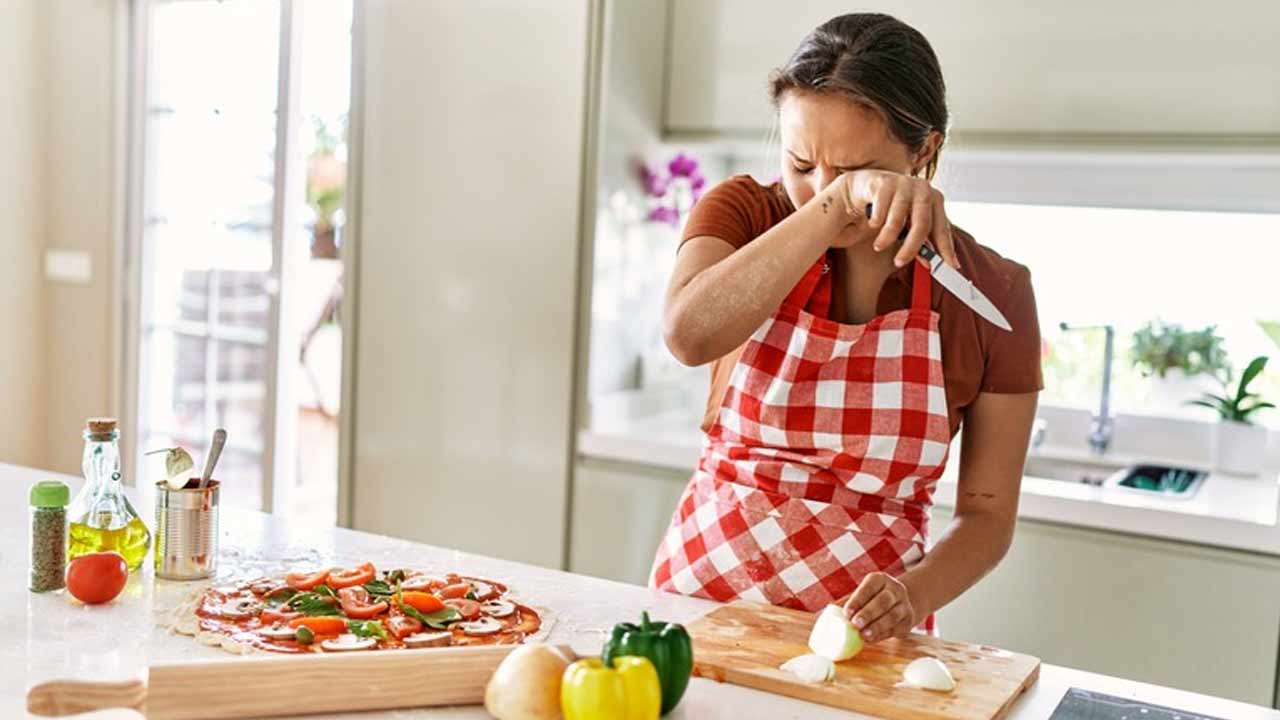Kitchen Hacks : ఉల్లిపాయలు కోసేటప్పుడు కన్నీళ్లకు బైబై.. కళ్లమంటను తగ్గించే సింపుల్ చిట్కాలు.!