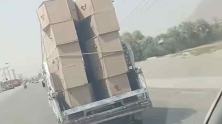 Pakistan: టెంపోలో శవపేటికలు.. పాకిస్తాన్ పోలీసుల దుస్థితిపై తీవ్ర విమర్శలు