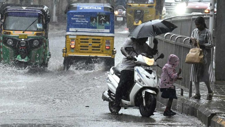 Heavy Rain Alert: కాసేపట్లో హైదరాబాద్‌లో కుండపోత.. అత్యవసరమైతేనే బయటకు రండి.!