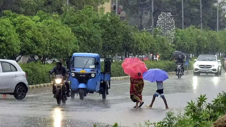Rain Alert :  హైదరాబాద్ వాసులకు అలర్ట్.. 3 గంటల్లో వర్షం, 40 కిమీ వేగంతో ఈదురుగాలులు.!
