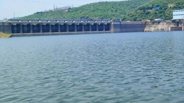 Srisailam Dam: శ్రీశైలం వైపు దూసుకొస్తున్న కృష్ణమ్మ.. వారంలో గేట్లు ఎత్తే అవకాశం.!