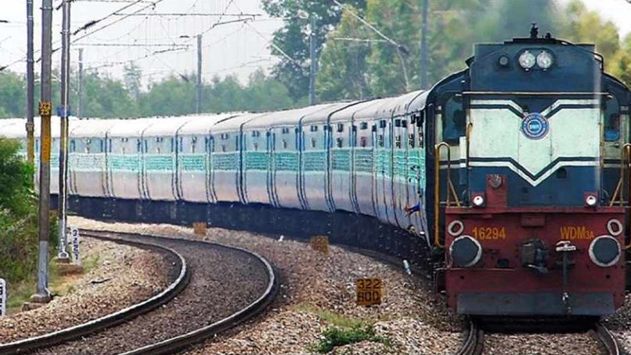 Train Accident: లోకో పైలట్ అప్రమత్తత.. తప్పిన రైలు ప్రమాదం