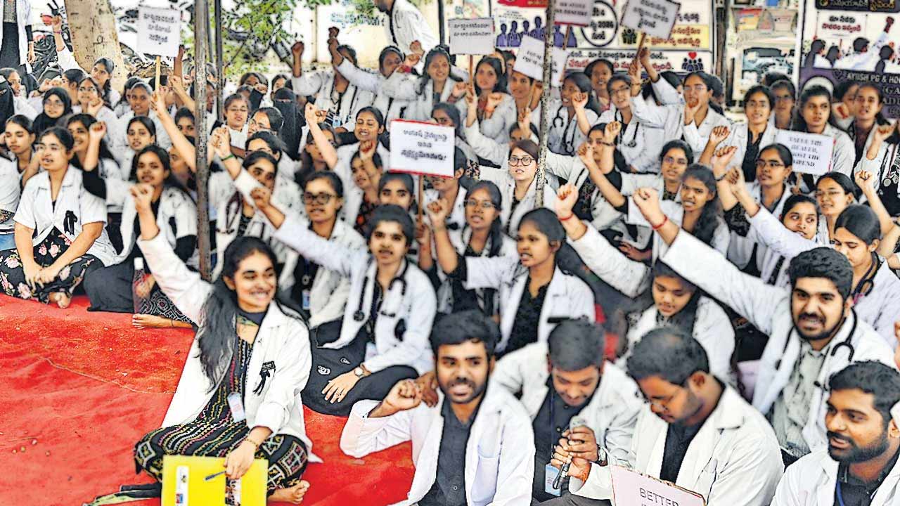 ap junior doctors strike stipend hike deadline aug 17 protest