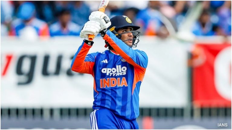 Abhishek Sharma: విధ్వంసం స్పష్టించిన కాటేరమ్మ కొడుకు.. 91 బంతుల్లోనే డబుల్ సెంచరీ పూర్తి..