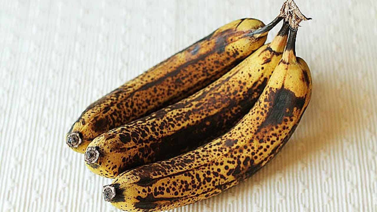 Healthy Snacks : నల్లగా మారిన అరటిపండ్లు పారేయొద్దు.. ఇలా చేస్తే అదిరిపోయే టేస్టీ డెజర్ట్స్.!