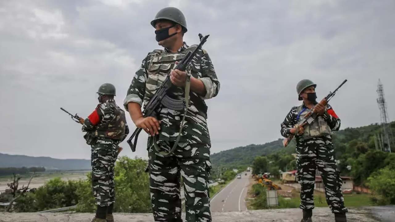 Baramulla Terrorist Arrested: బారాముల్లాలో ఉగ్రవాది అరెస్ట్.. ఆయుధాలు, మందుగుండు సామగ్రి స్వాధీనం