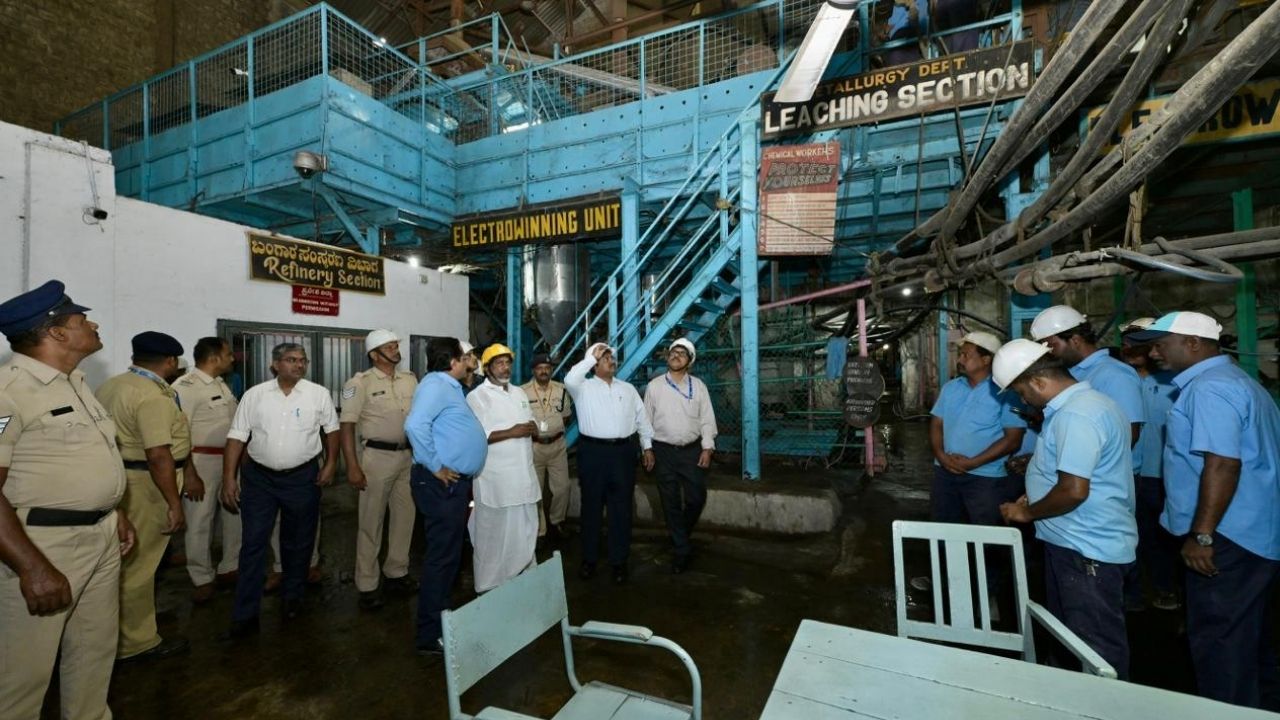 bhatti vikramarka visits hutti gold mines in karnataka and enquiry of gold production details