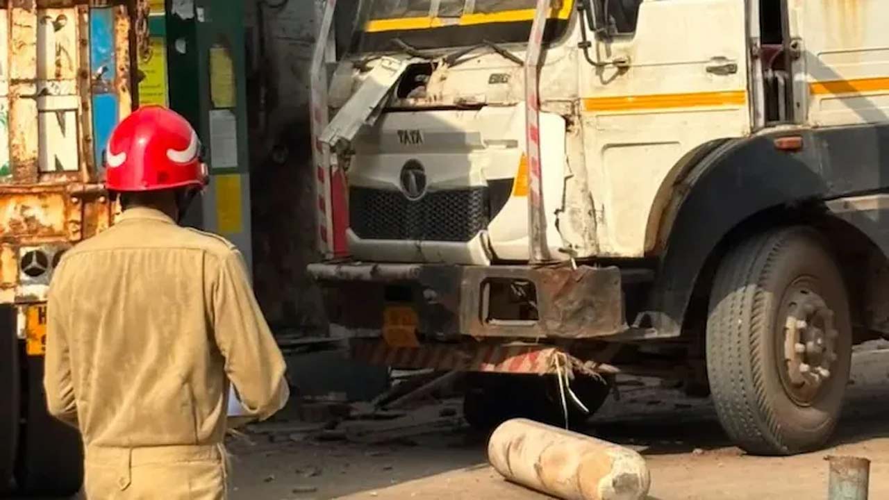 Delhi CNG Blast: ఢిల్లీలో ఘోర ప్రమాదం.. సీఎన్‌జీ సిలిండర్ పేలి ముగ్గురు మృతి