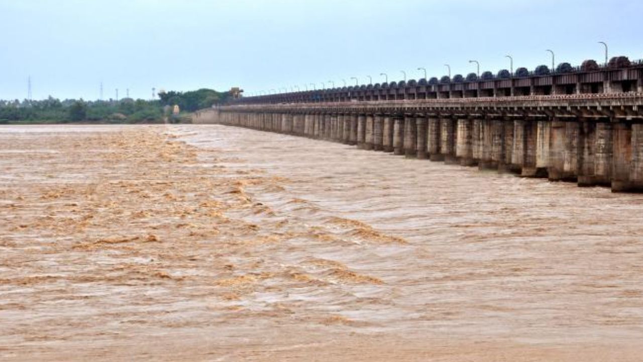 dhavaleswaram barrage flood update second warning continues as godavari water level rises