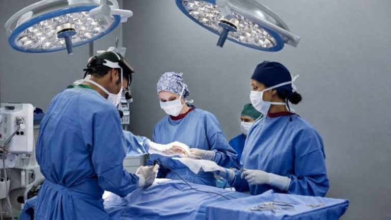 Doctors Continue Surgery: హ్యాట్సాఫ్.. భూకంపం వణికించినా.. పేషెంట్ ప్రాణాల కోసం కదలని వైద్యులు! వీడియో వైరల్..