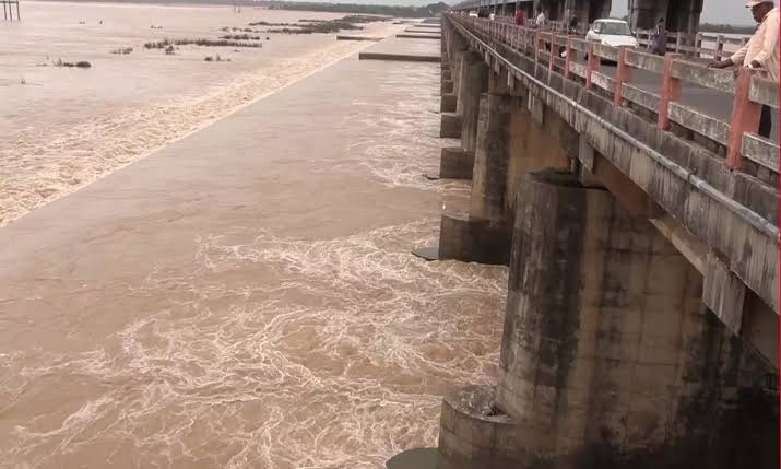 Godavari River: ఉధృతంగా గోదావరి ప్రవాహం.. ఆ తీరప్రాంత వాసుల్లో భయాందోళనలు..