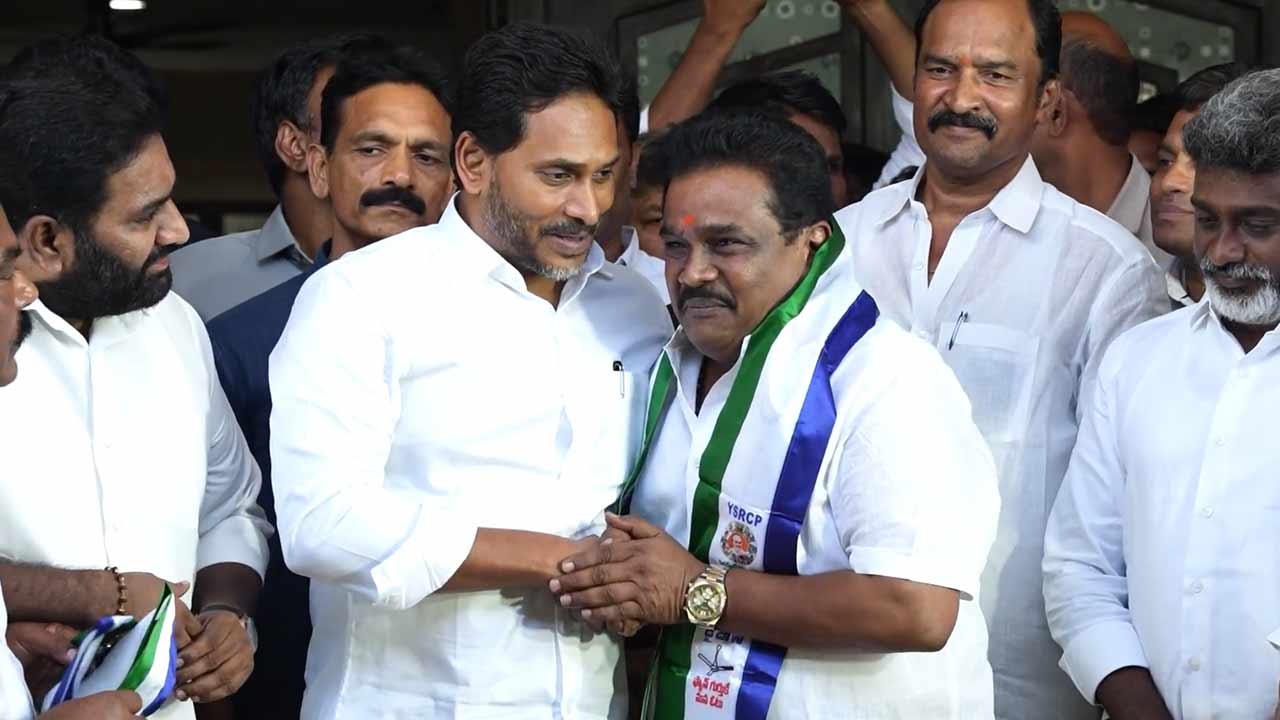 gudapati srinivasa rao joins ysrcp in presence of ys jagan mohan reddy