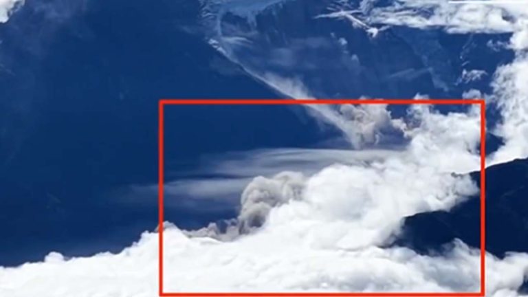 Himalayan Glacier: కెమెరాలో చిక్కిన గ్లేసియర్ కూలిన భయానక దృశ్యాలు.. నేపాల్‌లో భారీ వరదకు ఇదే కారణమా? (వీడియో)