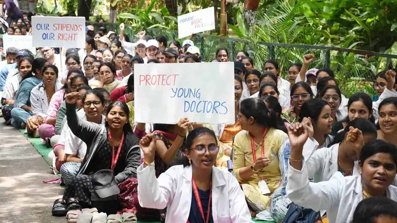 Junior Doctors: జూనియర్ డాక్టర్ల కీలక నిర్ణయం.. రేపటి నుంచి అత్యవసర సేవలు బంద్..