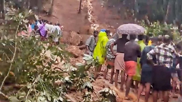 Kerala Heavy Rains: కేరళలో కుండపోత వర్షాలు.. కొండచరియలు విరిగిపడి ముగ్గురు మృతి.. 8 జిల్లాల్లో రెడ్ అలర్ట్