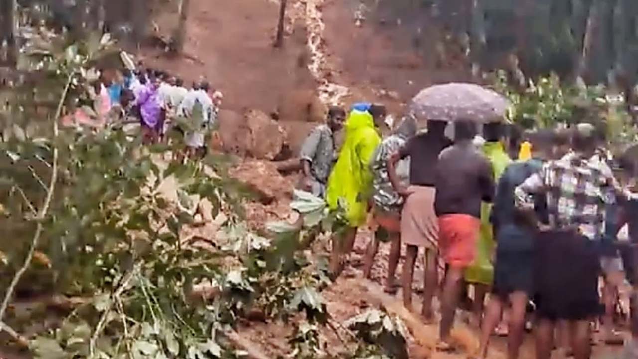 Kerala Heavy Rains: కేరళలో కుండపోత వర్షాలు.. కొండచరియలు విరిగిపడి ముగ్గురు మృతి.. 8 జిల్లాల్లో రెడ్ అలర్ట్