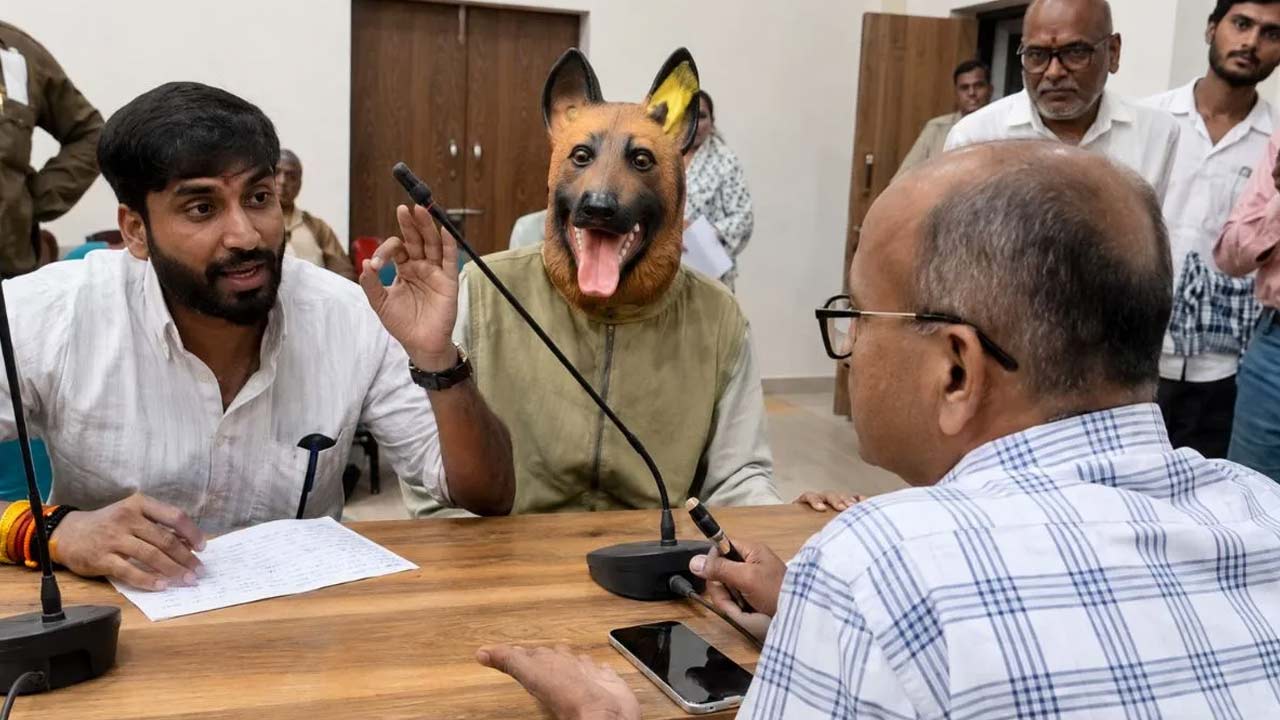 Khandwa Stray Dog Menace: ‘డాగీ బ్రదర్’ వినూత్న నిరసన.. కుక్క వేషధారణలో కలెక్టరేట్‌కు.. అసలు కారణం ఇదే! (వీడియో)