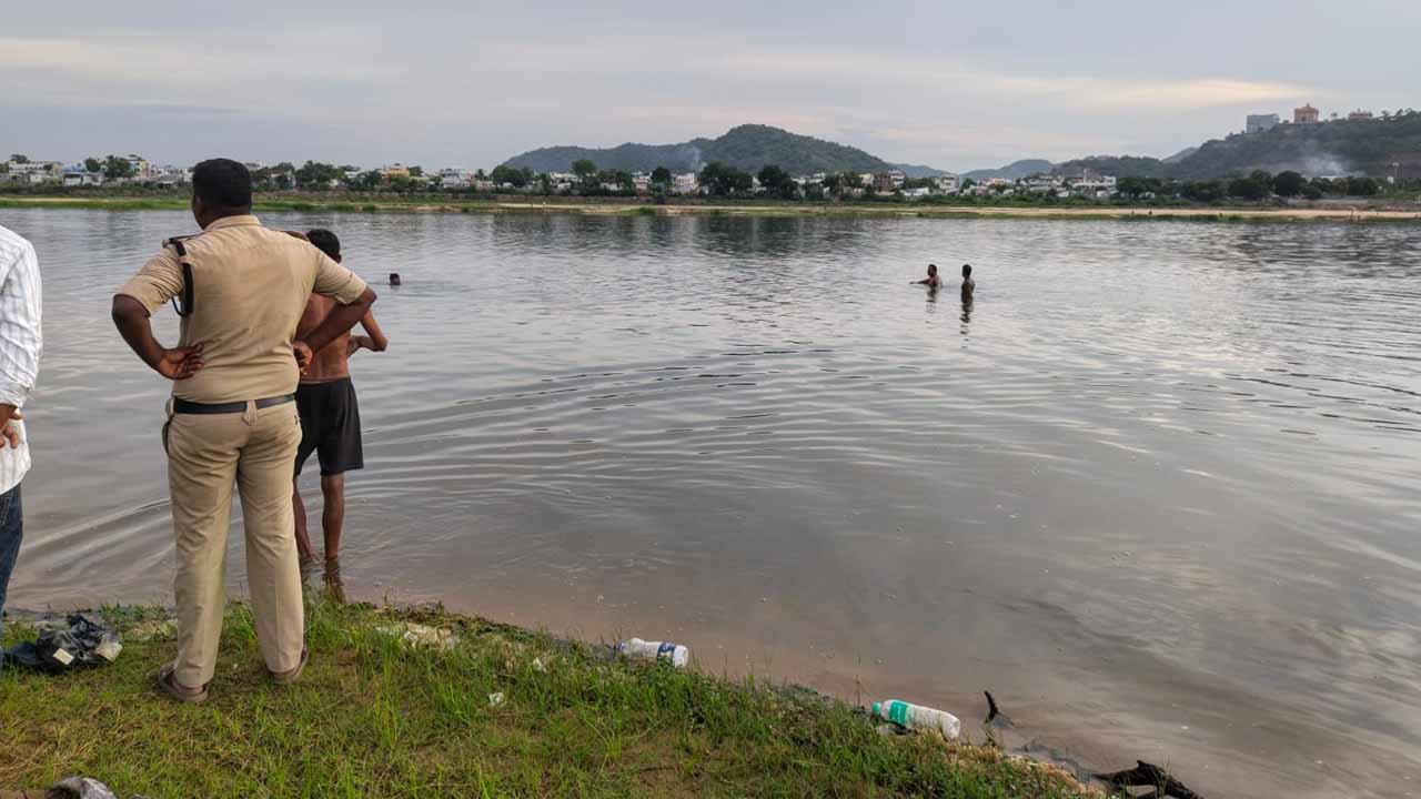 Krishna River: కృష్ణానదిలో తీవ్ర విషాదం.. ఈతకు వెళ్లి ముగ్గురు బాలురు మృతి..