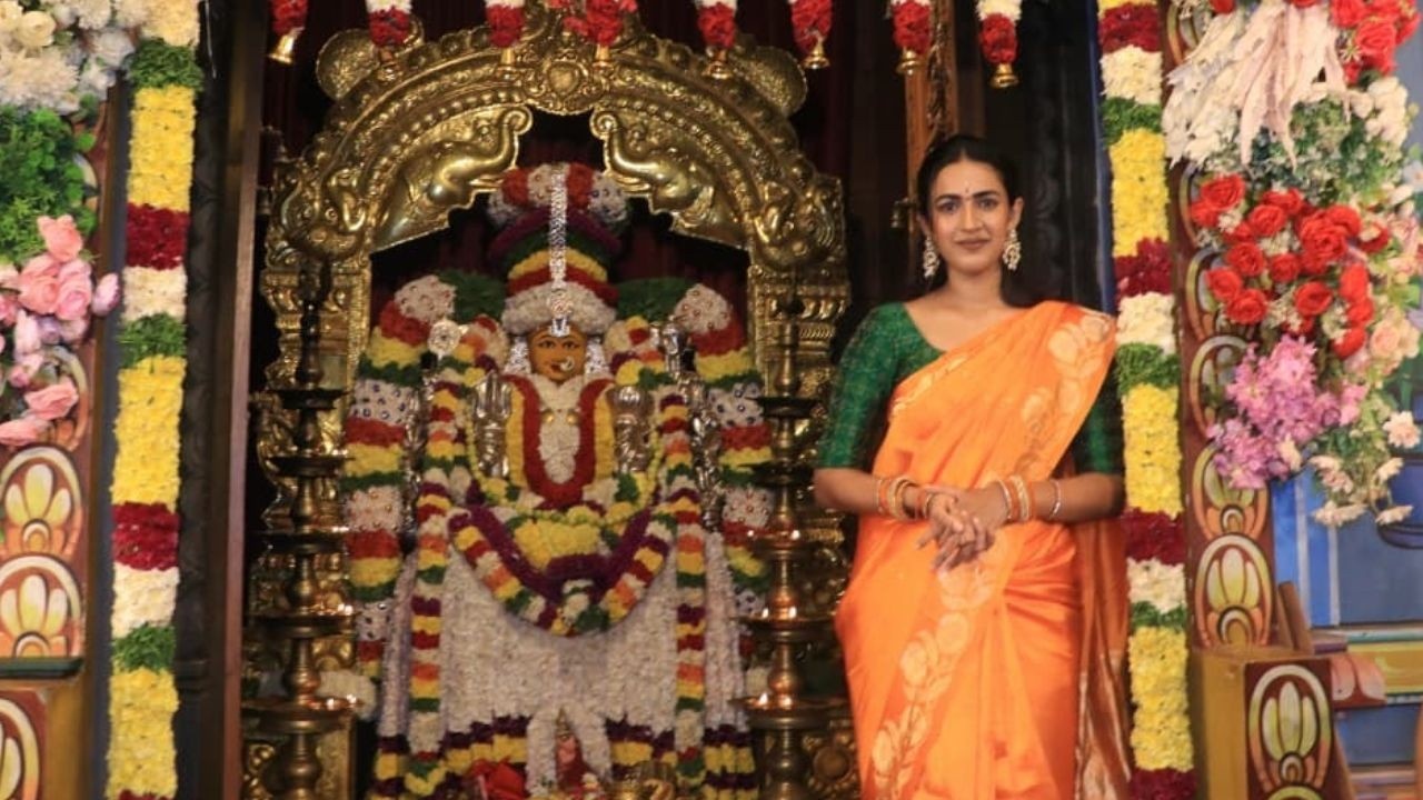 Niharika Konidela: బంగారు బోనం ఎత్తిన నిహారిక కొణిదెల.. పాతబస్తీ మహంకాళేశ్వర ఆలయంలో ప్రత్యేక పూజలు!