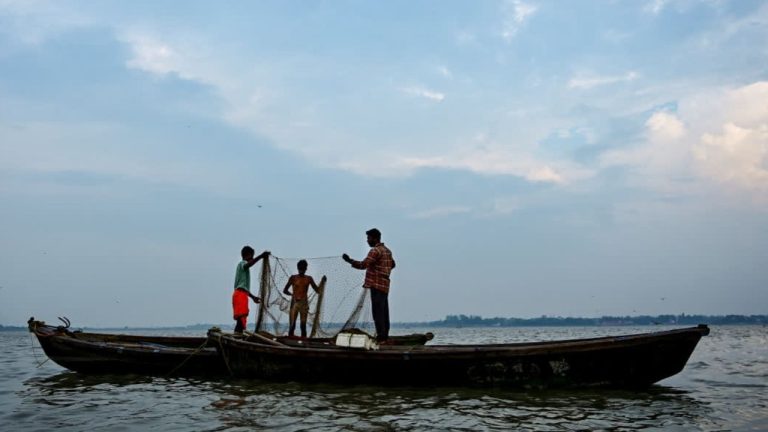 OdalaRevu Fishermens: 23 రోజుల అనంతరం.. స్వస్థలాలకు బయలుదేరిన ఓడలరేవు మత్స్యకారులు!