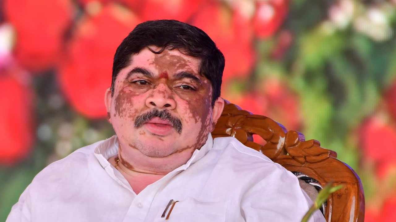 ponnam prabhakar fires on brs protests telangana
