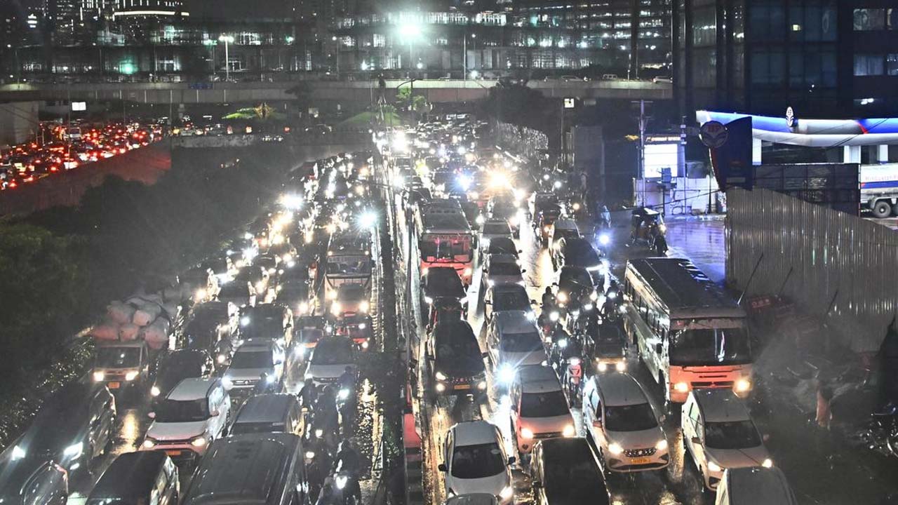 hyderabad heavy rains traffic jam ghmc alert