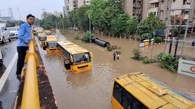 Gurugram Rain: గంట వర్షానికి గురుగ్రామ్ అతలాకుతలం.. జనజీవనం అస్తవ్యస్థం