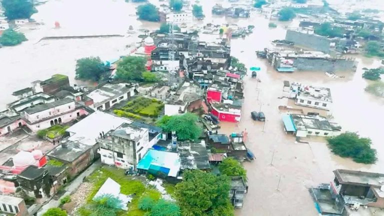 UP Floods: యూపీని ముంచెత్తిన వరదలు.. మధ్యప్రదేశ్‌తో తెగిన సంబంధాలు