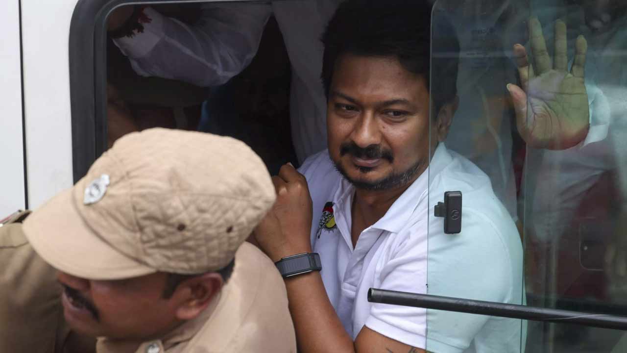 Udhayanidhi Stalin Case: ఉదయనిధి స్టాలిన్ కేసులో హైడ్రామా.. పోలీస్ వ్యాన్ దిగేందుకు నిరాకరణ.. ఉత్కంఠ..!