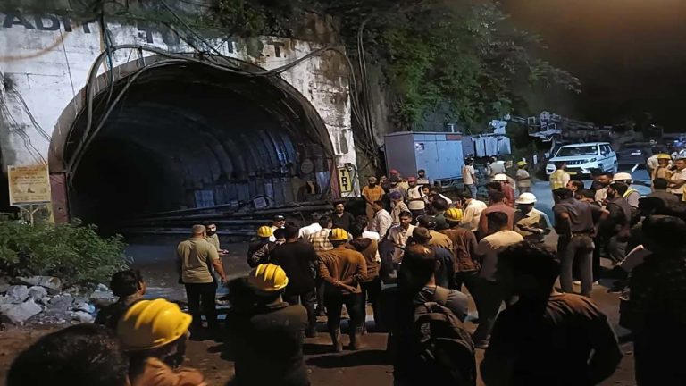 Chamoli Tunnel Accident: చమోలీ సొరంగం ప్రమాదం.. 7 మంది కార్మికులు మృతి.. కొనసాగుతున్న సహాయక చర్యలు