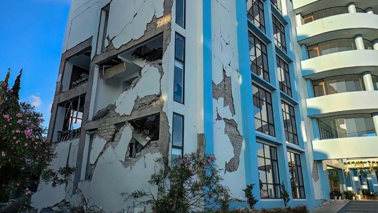 Indonesia Earthquake: ఇండోనేషియాలో 7.7 తీవ్రతతో భారీ భూకంపం.. సునామీ హెచ్చరికలు జారీ