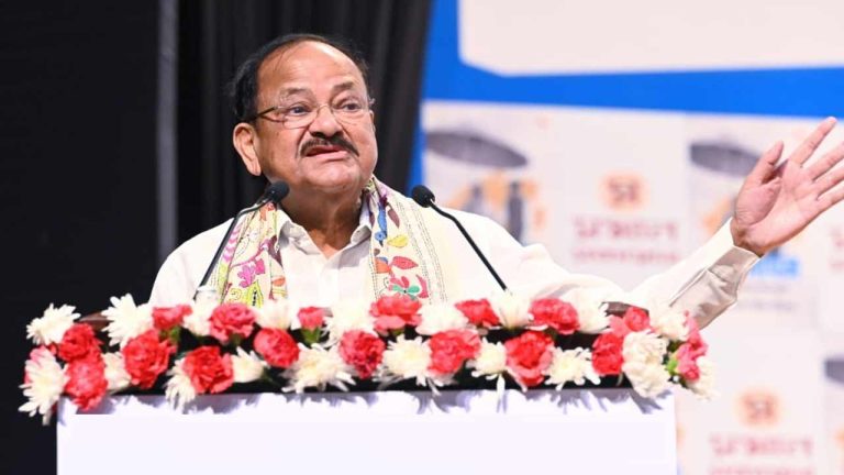 Venkaiah Naidu: ‘ఇష్టపడి పని చేయండి.. నష్టపోవడం ఉండదు’.. పట్టభద్రులకు వెంకయ్య సందేశం