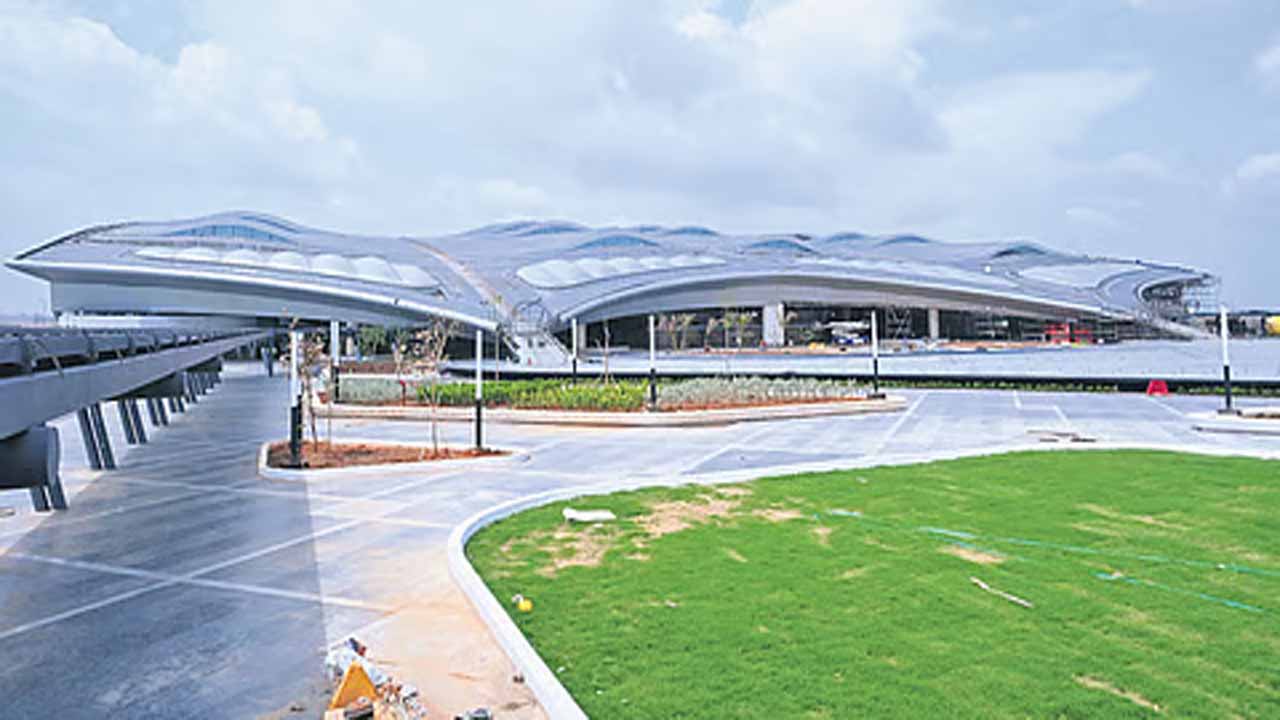 Visaka Airport: 40 ఏళ్ల నాటి అనుబంధం నేటితో ముగింపు.. భావోద్వేగంతో వీడ్కోలు..