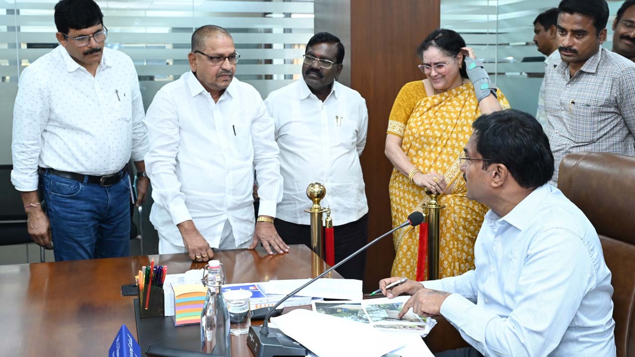 AV Ranganath : వివాదాల మధ్యే విధుల్లోకి రంగనాథ్.. ప్రజావాణిలో ఫిర్యాదుల స్వీకరణ.!