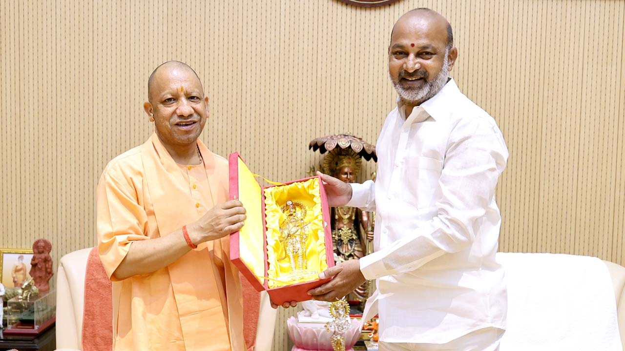 Bandi Sanjay : యోగితో బండి సంజయ్ భేటీ.. తెలంగాణపై కీలక చర్చ.!