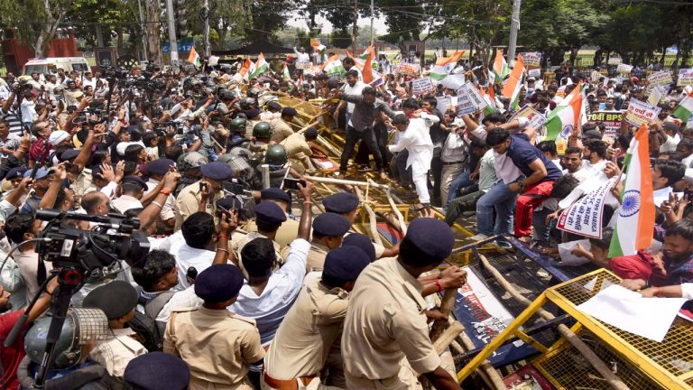 Bihar: బీహార్‌లో రణరంగం.. సీఎం ఇంటి ముట్టడికి దూసుకెళ్లిన BPSC అభ్యర్థులు.. లాఠీఛార్జ్, వాటర్ కెనన్ల ప్రయోగం