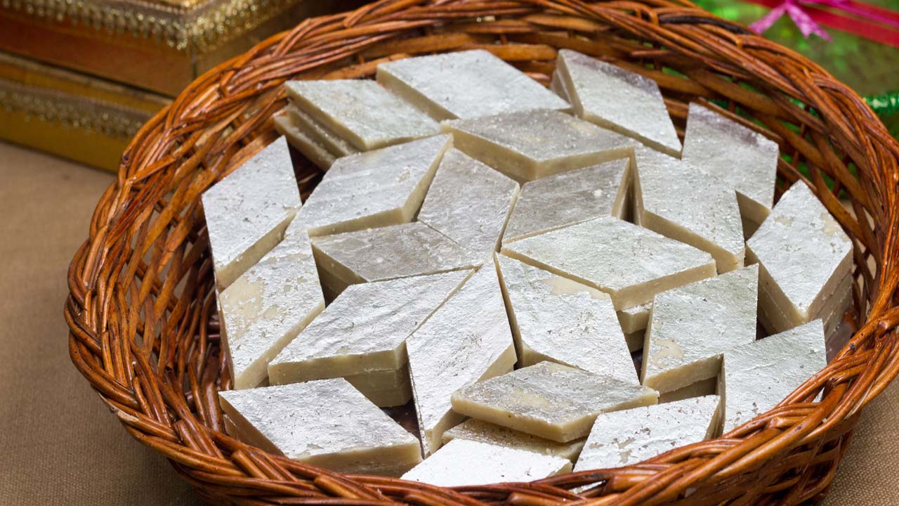 Festival Recipes : రక్షా బంధన్ స్పెషల్.. ఇంట్లోనే సింపుల్‌గా కాజు కట్లీ రెడీ..!