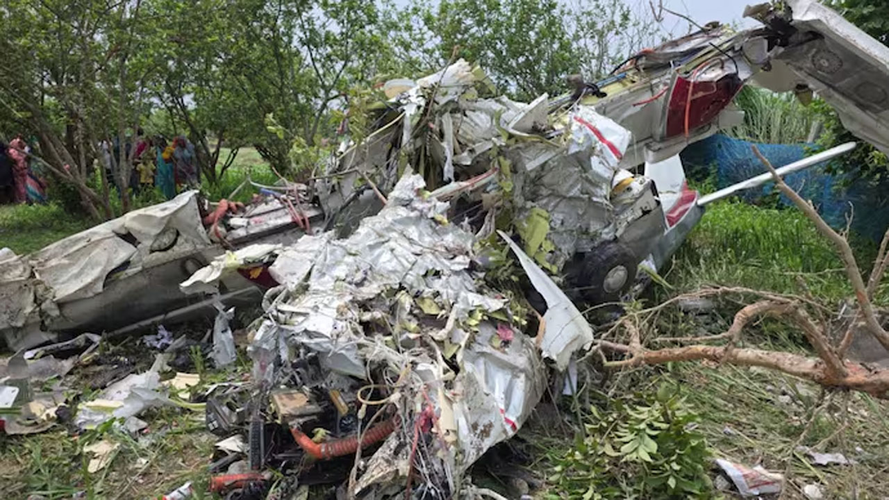kanpur training plane crash pilot co pilot killed garg aviation