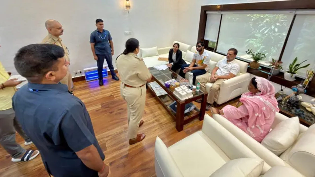Rahul Gandhi: ఢిల్లీ పోలీస్ స్టేషన్‌ వద్ద రాహుల్ గాంధీ ధర్నా.. పెల్లెట్ గన్ బాధితుడికి న్యాయం చేయాలని డిమాండ్